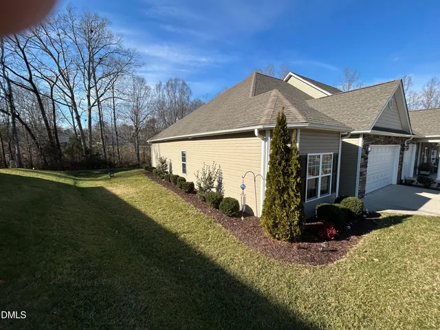 a view of a house with backyard