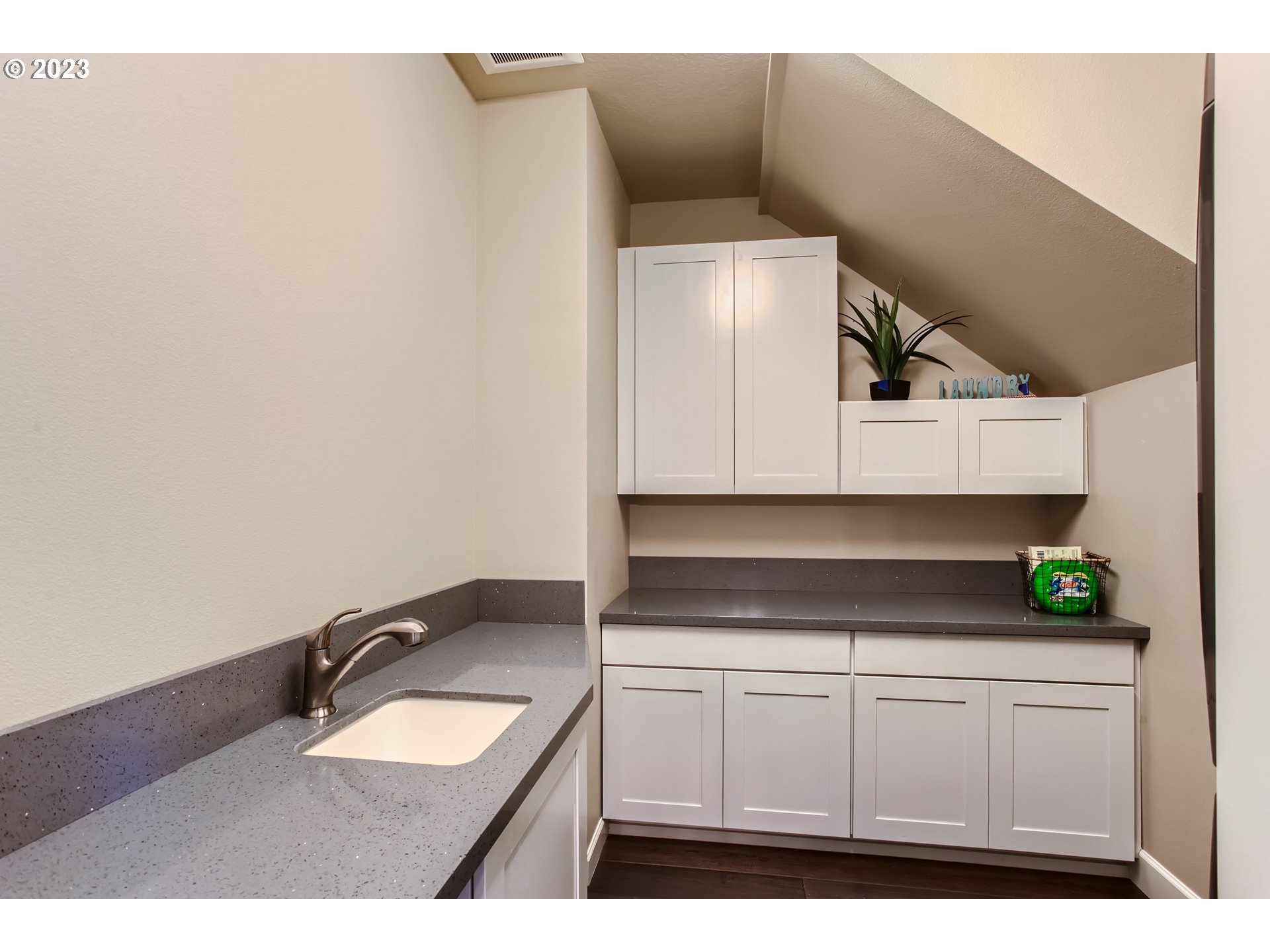 14033 South Livesay Road Oregon City, OR 97045 - Photo 19 of 35 Laundry