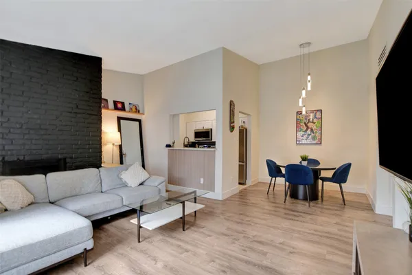 $137,000 | 2001 Bering Drive, Unit 10H, Houston, TX 77057