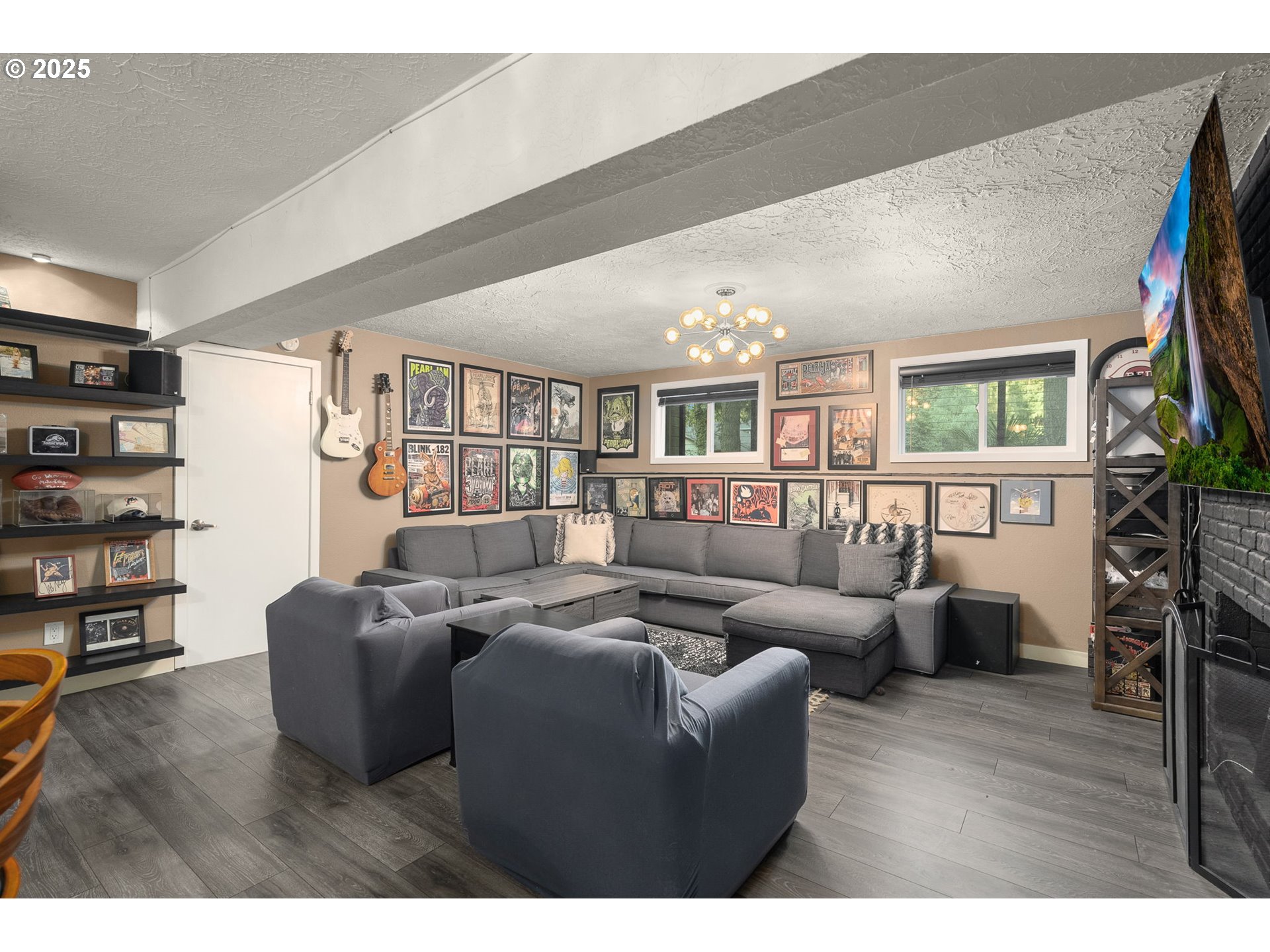 18863 Southwest Indian Springs Road Lake Oswego, OR 97035 - Photo 22 of 33 a living room with furniture a bookshelf and a window