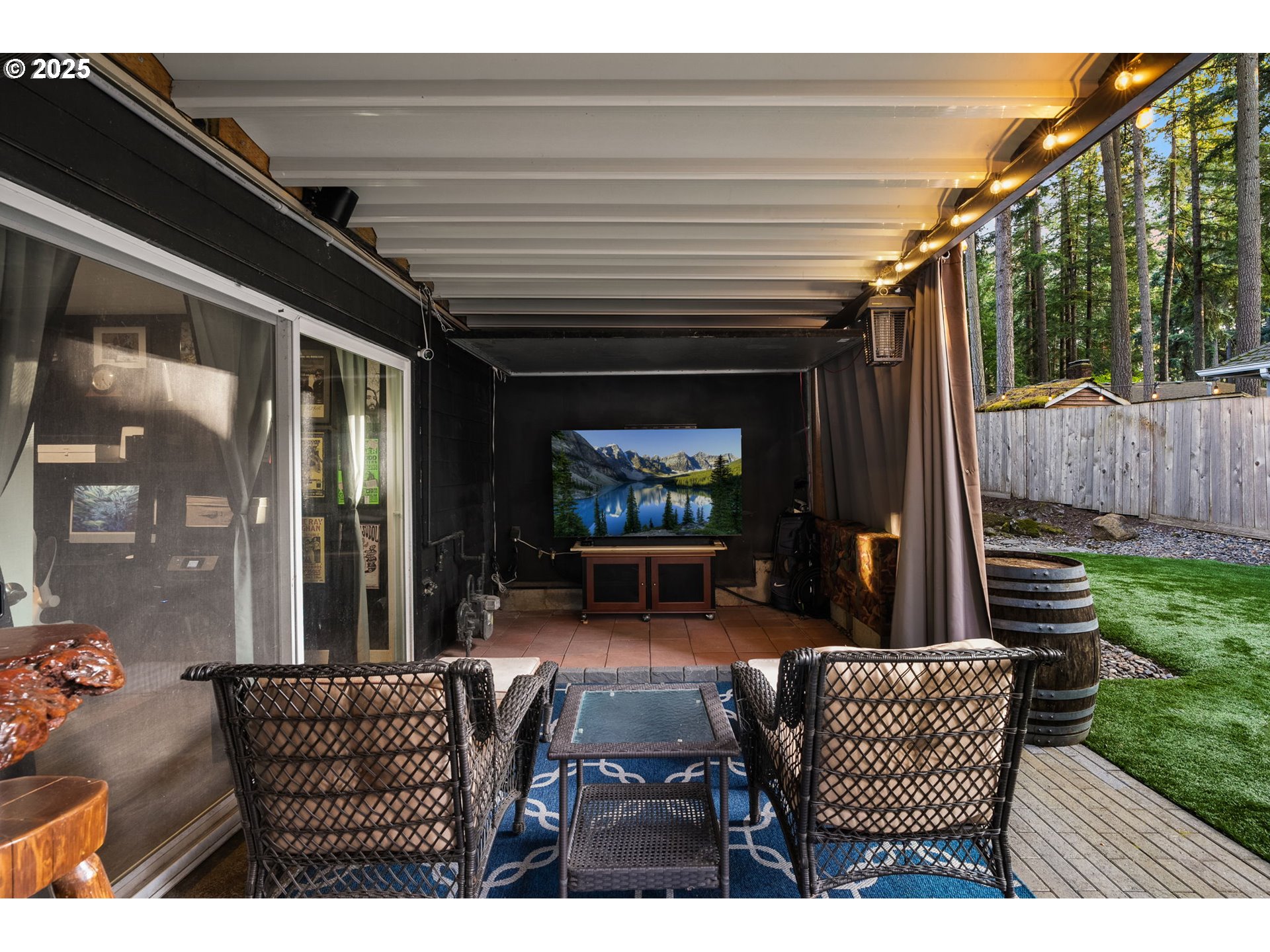 18863 Southwest Indian Springs Road Lake Oswego, OR 97035 - Photo 29 of 33 a outdoor living space with furniture