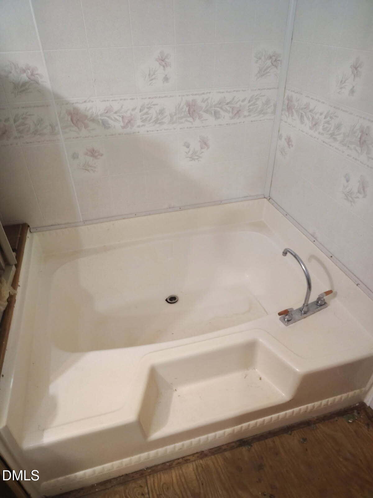 513 Pear Street Kinston, NC 28504 - Photo 8 of 11 a close up of a bathtub