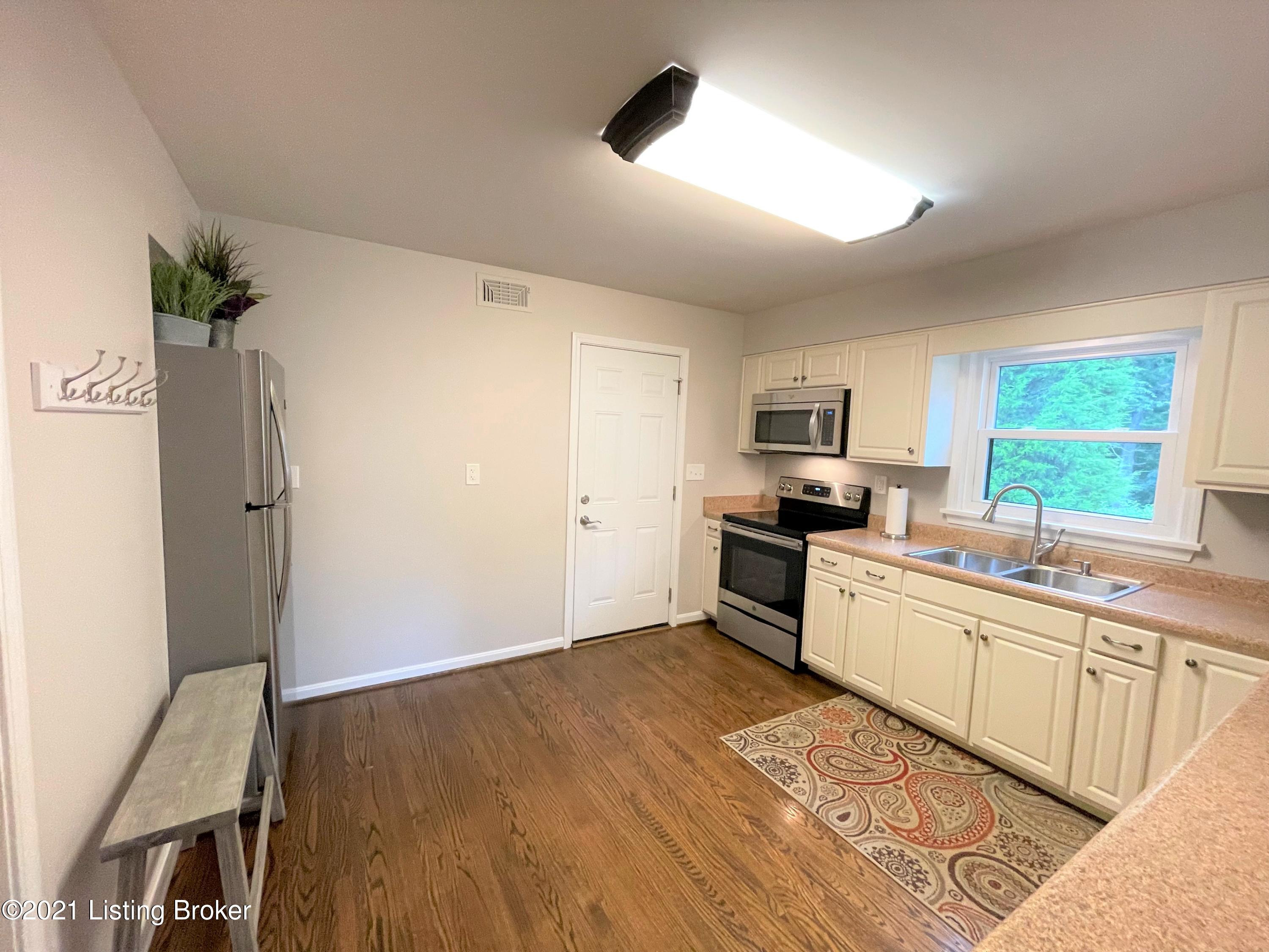 6702 Copperfield Road Louisville, KY 40207 - Photo 10 of 41 Kitchen
