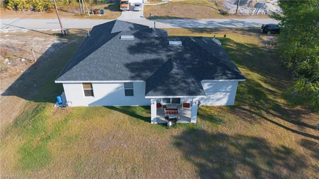 a view of a house with a yard