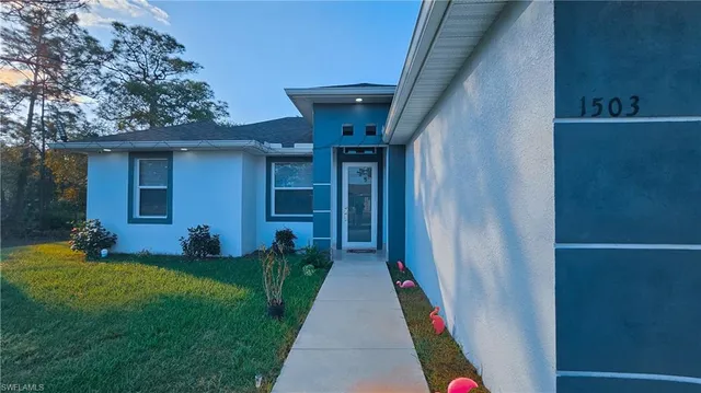 a view of a house with a yard
