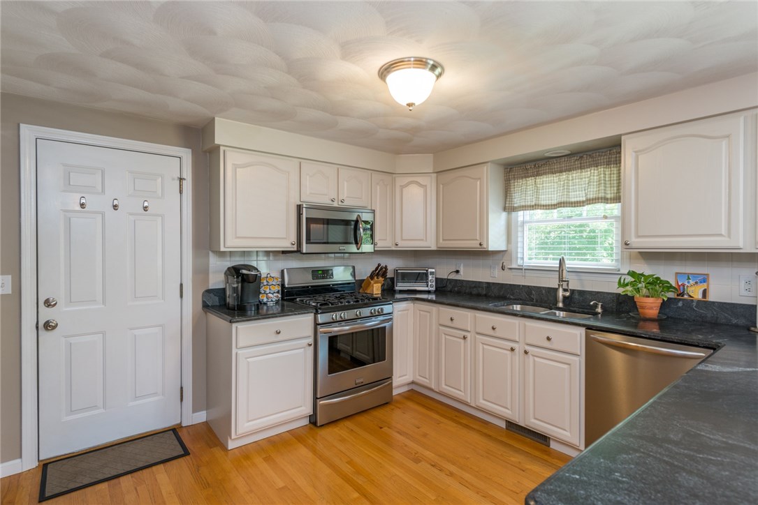 19 Doire Road Cumberland, RI 02864 - Photo 6 of 34