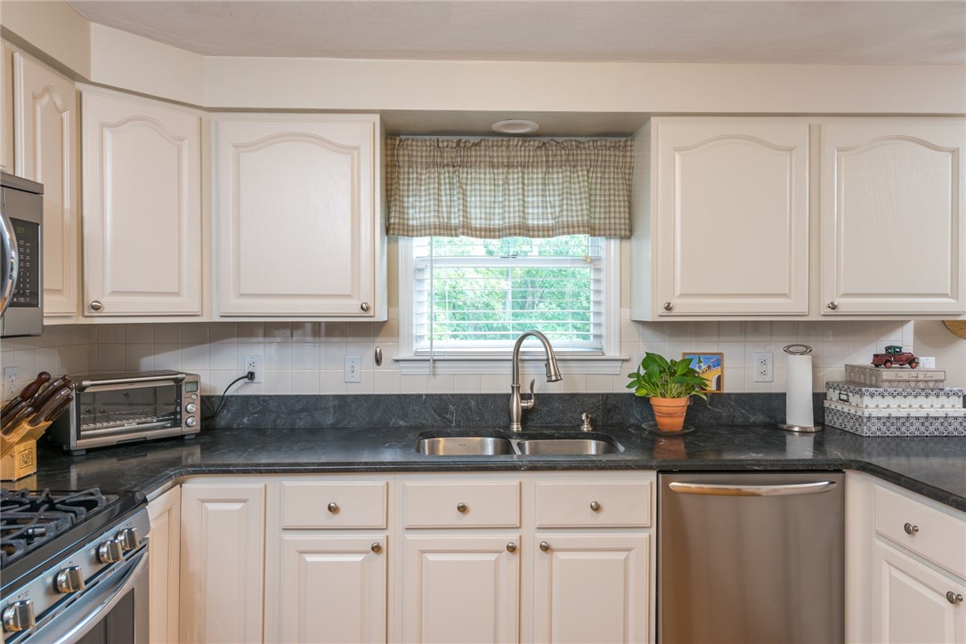 19 Doire Road Cumberland, RI 02864 - Photo 7 of 34