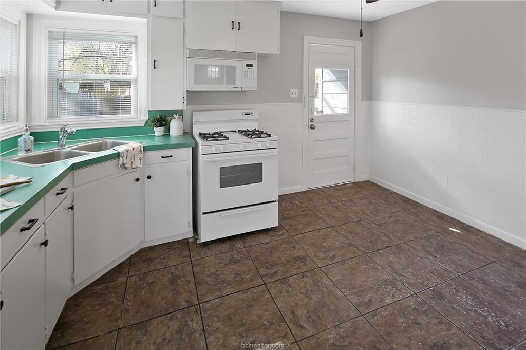 1504 Baker Avenue Bryan, TX 77803 - Photo 7 of 17