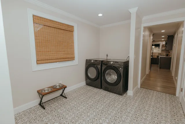 a view of a livingroom with washer and dryer