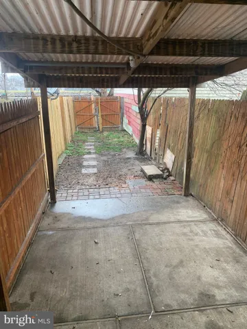 a view of a parking area