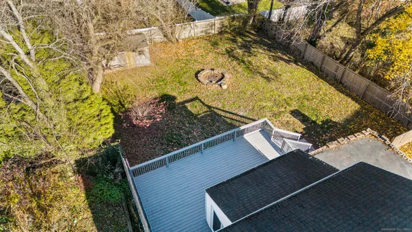 a view of a house with yard and plants
