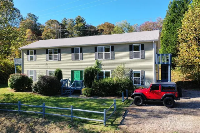 a view of entryway with washer and dryer