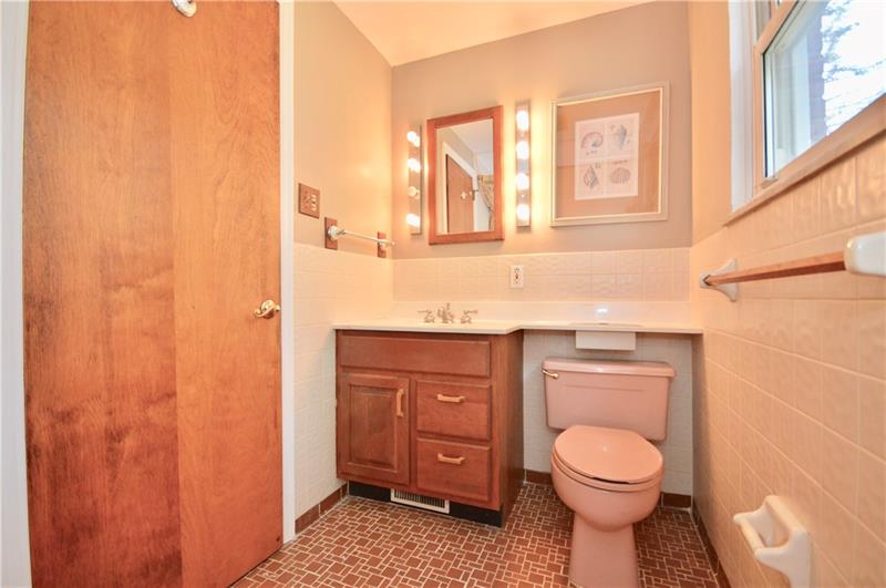 3576 Ridgewood Drive Pittsburgh, PA 15235 - Photo 20 of 25 2ND FLOOR FULL BATHROOM