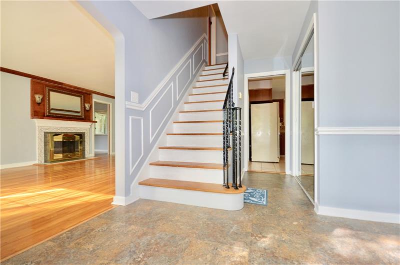 3576 Ridgewood Drive Pittsburgh, PA 15235 - Photo 4 of 25 SPACIOUS ENTRY