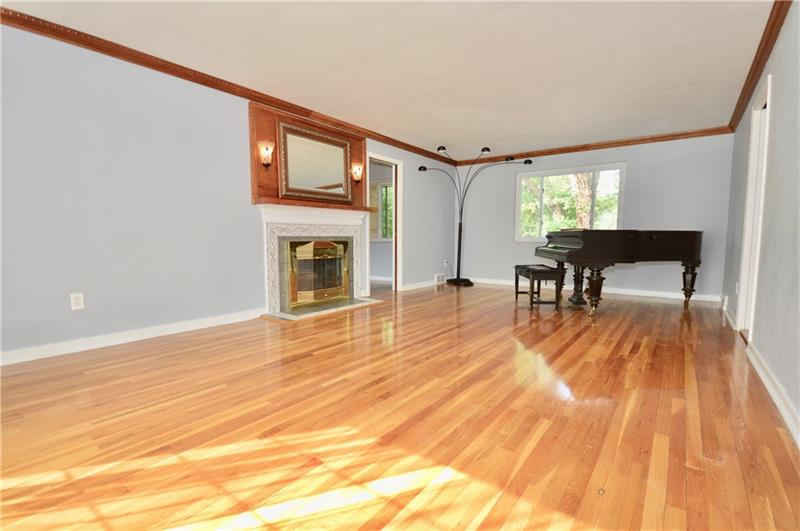 3576 Ridgewood Drive Pittsburgh, PA 15235 - Photo 5 of 25 LIVING ROOM