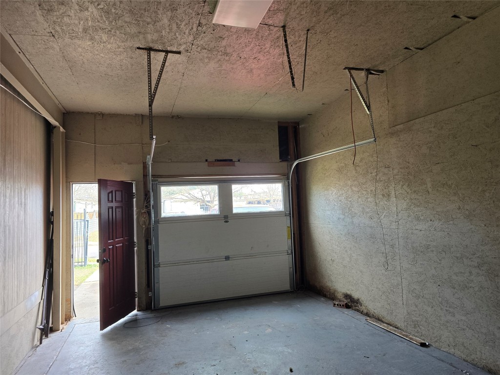 7628 Northview Lane Austin, TX 78724 - Photo 18 of 19 View of garage