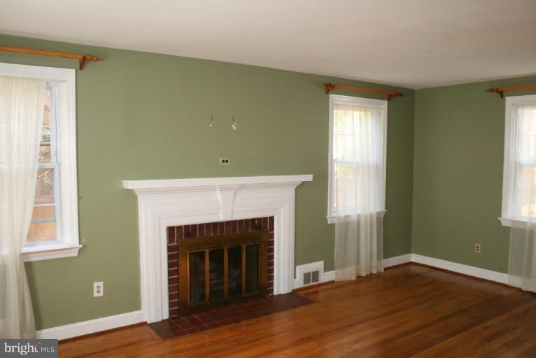 4608 Fordham Road College Park, MD 20740 - Photo 8 of 18 Living Room