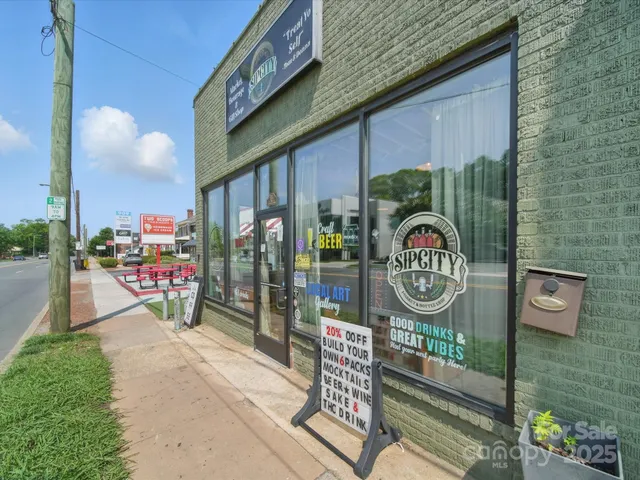a view of a garden with lawn chairs