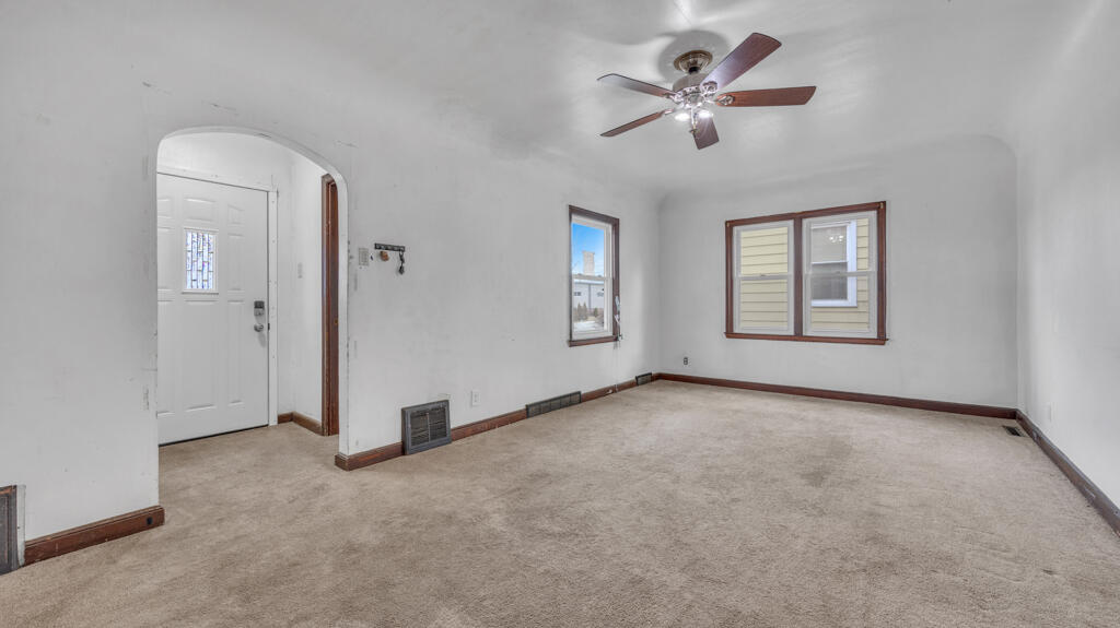 526 North 13th Street Sheboygan, WI 53081 - Photo 2 of 31 Living Room