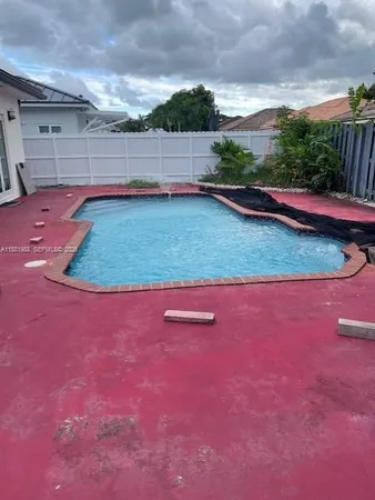 a view of a backyard