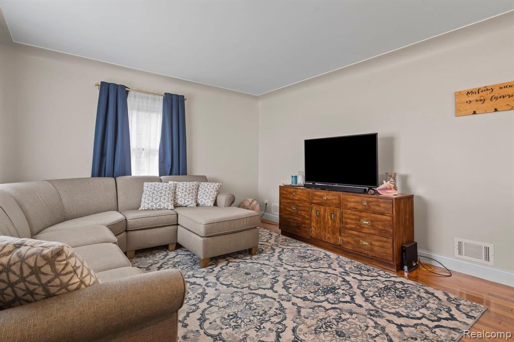 48435 Romeo Plank Road Macomb, MI 48044 - Photo 5 of 24