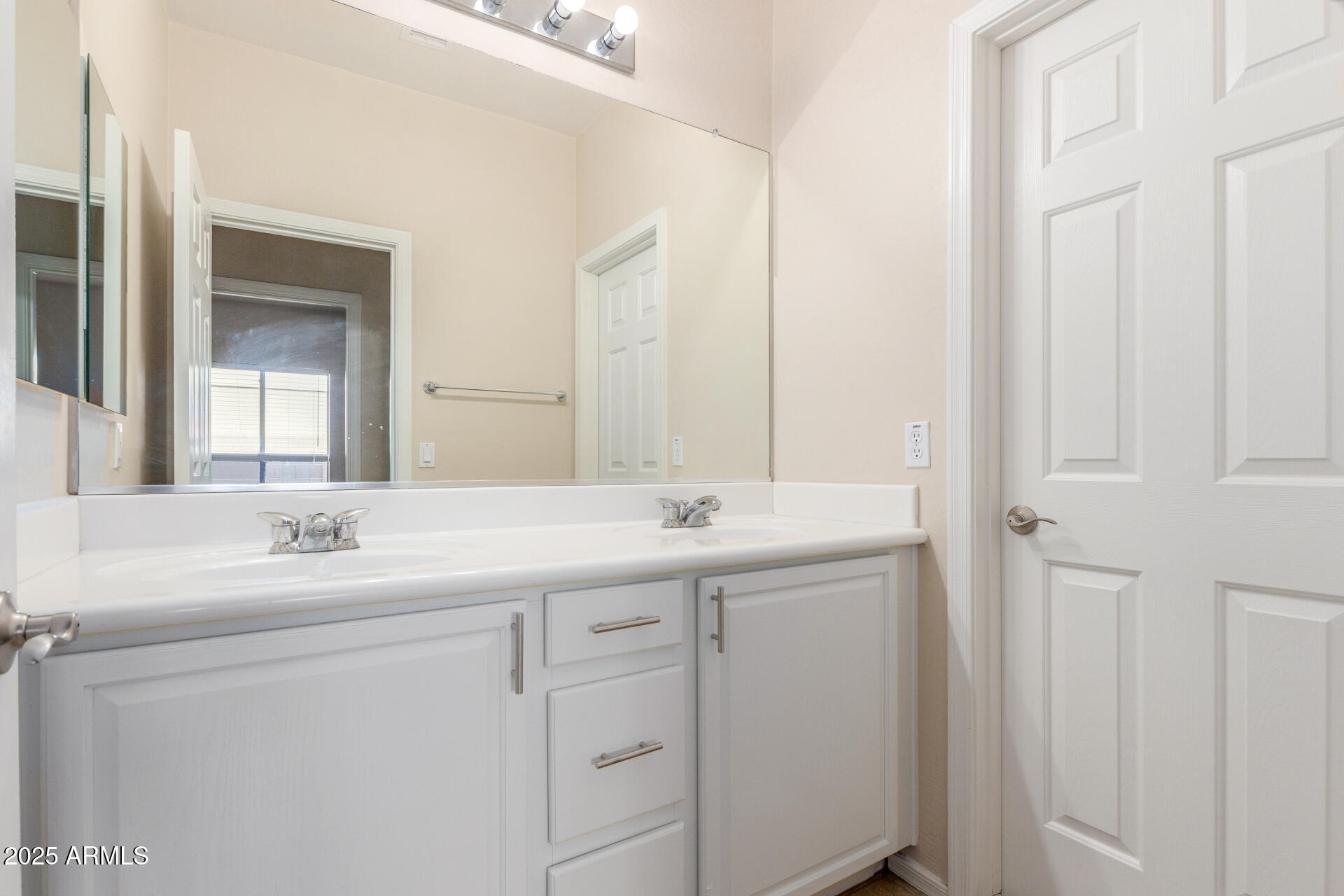 4480 South Marble Street Gilbert, AZ 85297 - Photo 23 of 26 a bathroom with 2 sink and a mirror