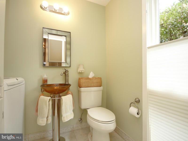 2021 Lakebreeze Way Reston, VA 20191 - Photo 12 of 22 Bath