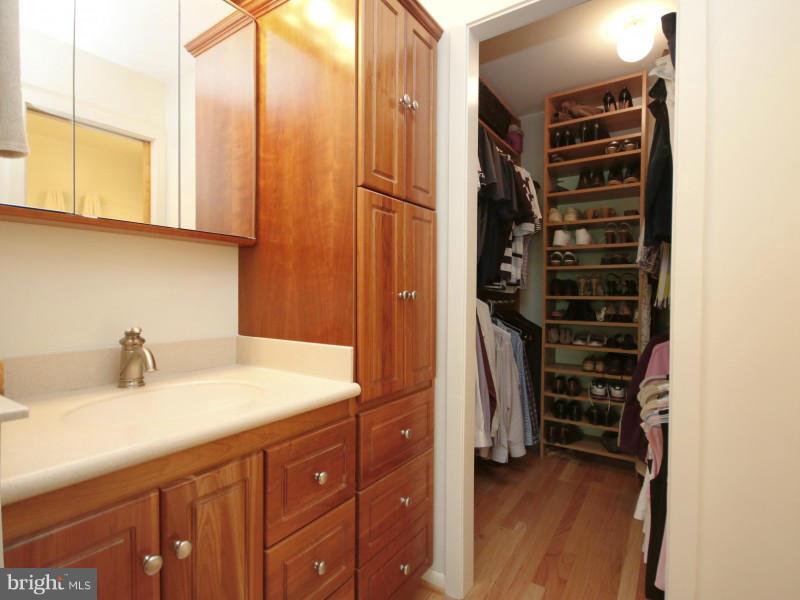 2021 Lakebreeze Way Reston, VA 20191 - Photo 15 of 22 Bath (Master)