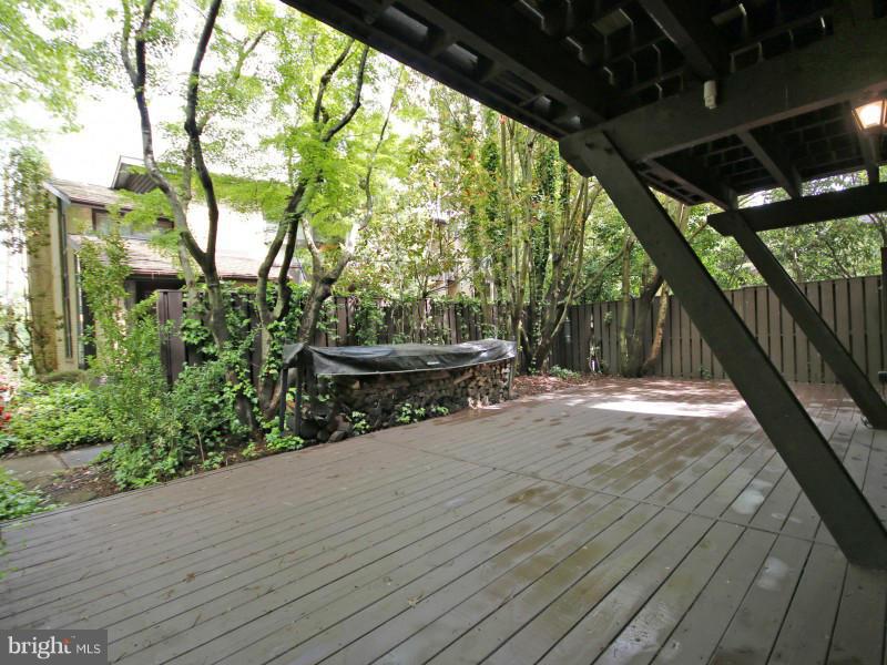 2021 Lakebreeze Way Reston, VA 20191 - Photo 19 of 22 Exterior (Rear)