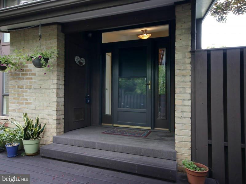 2021 Lakebreeze Way Reston, VA 20191 - Photo 3 of 22 Exterior (Front)