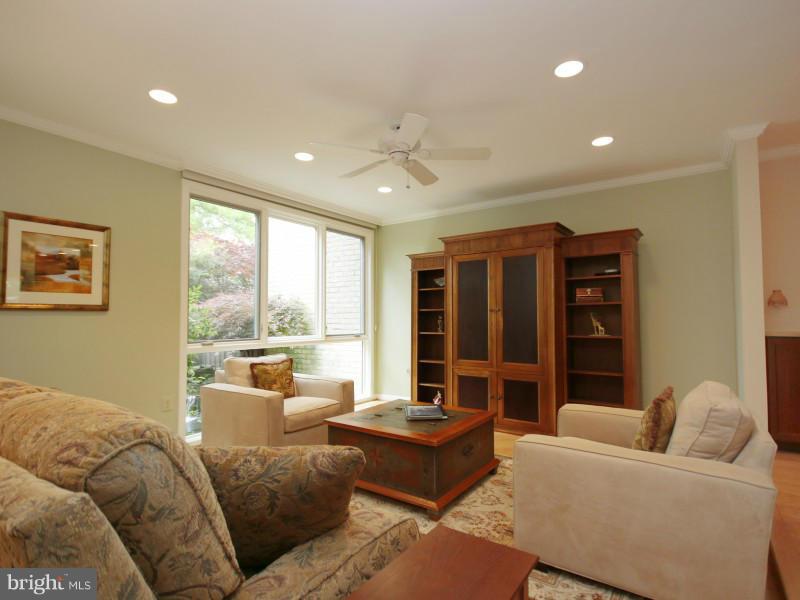 2021 Lakebreeze Way Reston, VA 20191 - Photo 5 of 22 Living Room