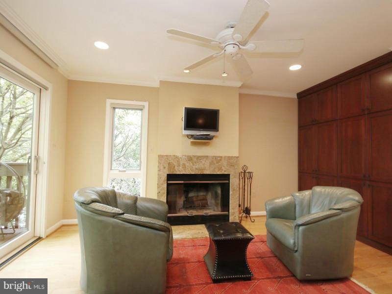 2021 Lakebreeze Way Reston, VA 20191 - Photo 10 of 22 Family Room