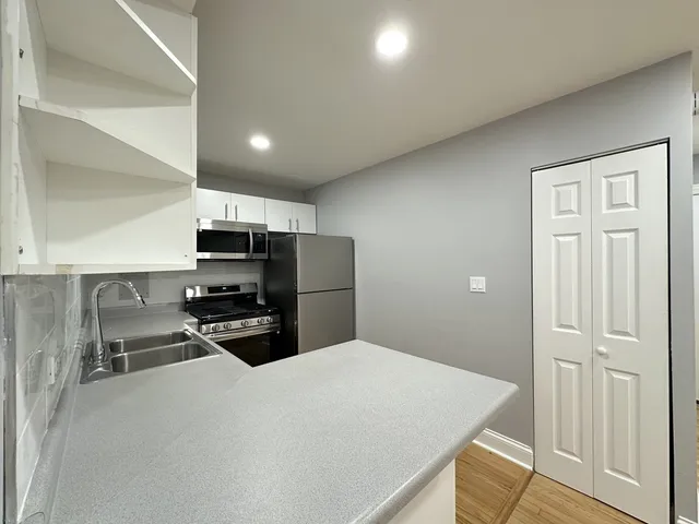 $1,200 | 6954 North Sheridan Road, Unit 312, Chicago, IL 60626