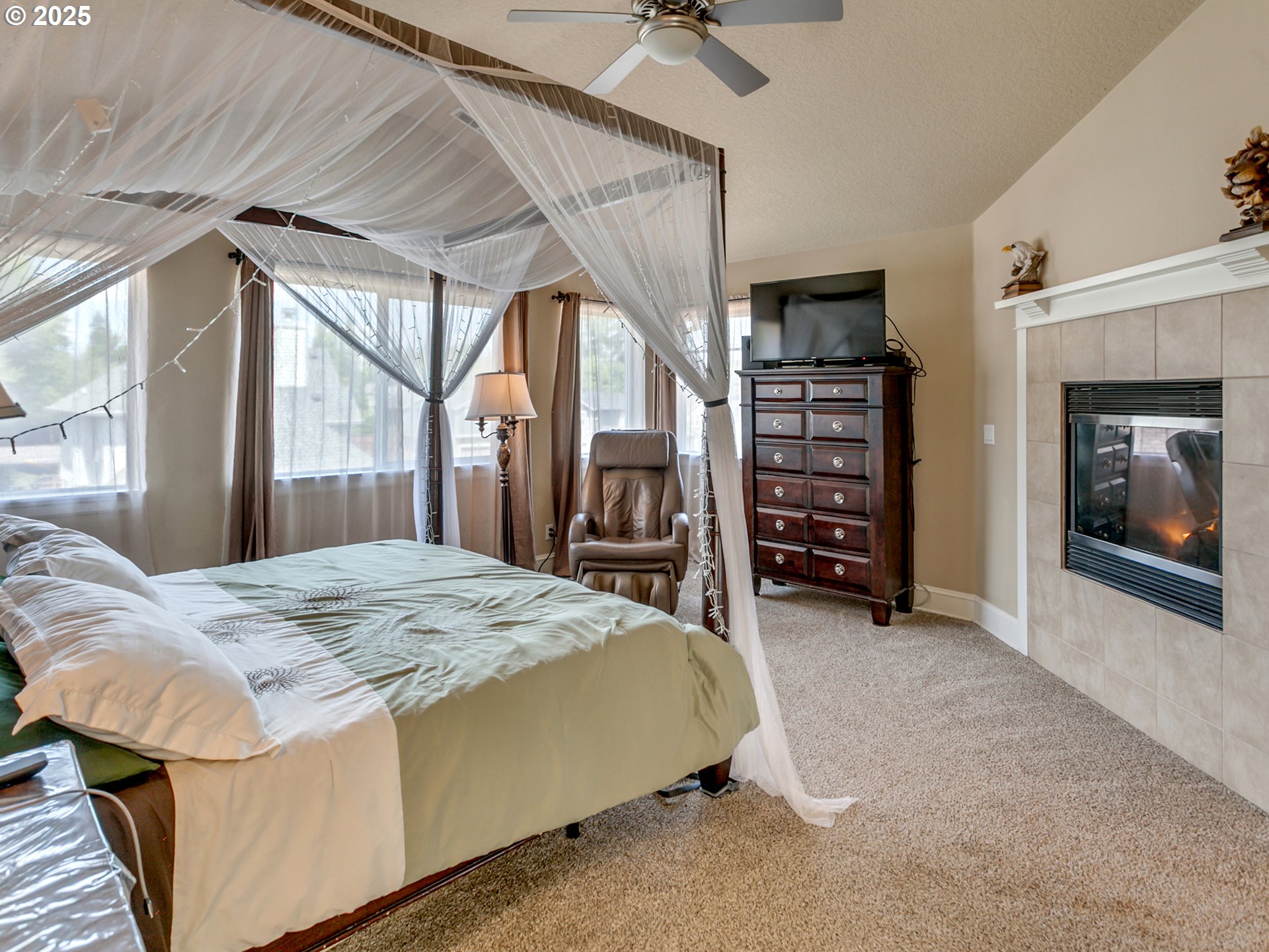 7913 Southwest Leiser Lane Portland, OR 97224 - Photo 22 of 35 Owner's Suite Bedroom