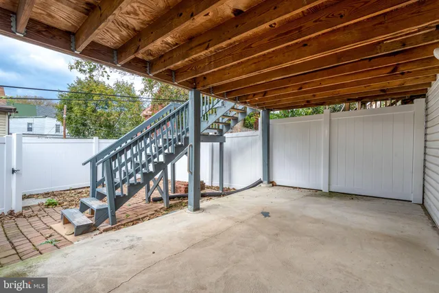 a view of an outdoor space