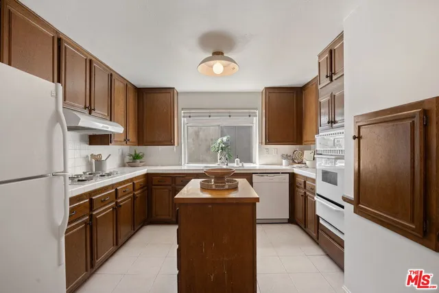 $799,999 | 18135 Burbank Boulevard, Unit 6, Tarzana, CA 91356