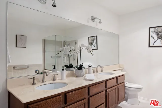 $799,999 | 18135 Burbank Boulevard, Unit 6, Tarzana, CA 91356