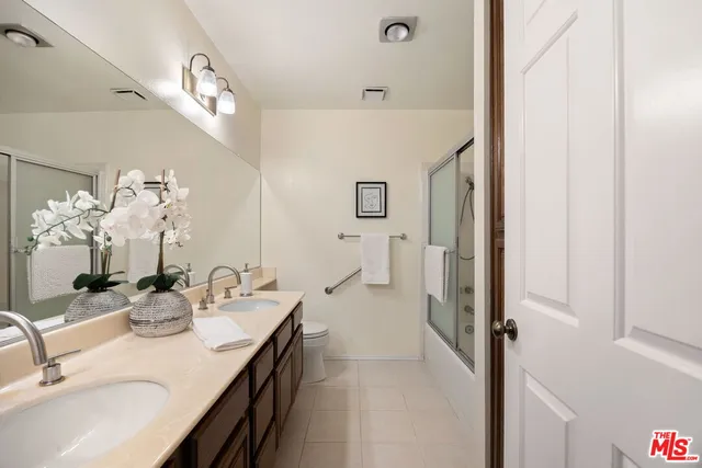 $799,999 | 18135 Burbank Boulevard, Unit 6, Tarzana, CA 91356