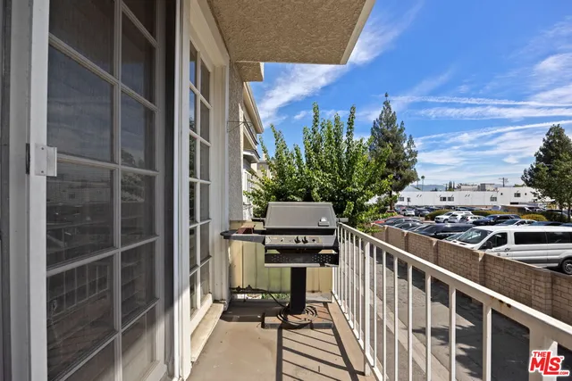 $799,999 | 18135 Burbank Boulevard, Unit 6, Tarzana, CA 91356
