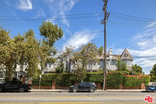 $799,999 | 18135 Burbank Boulevard, Unit 6, Tarzana, CA 91356