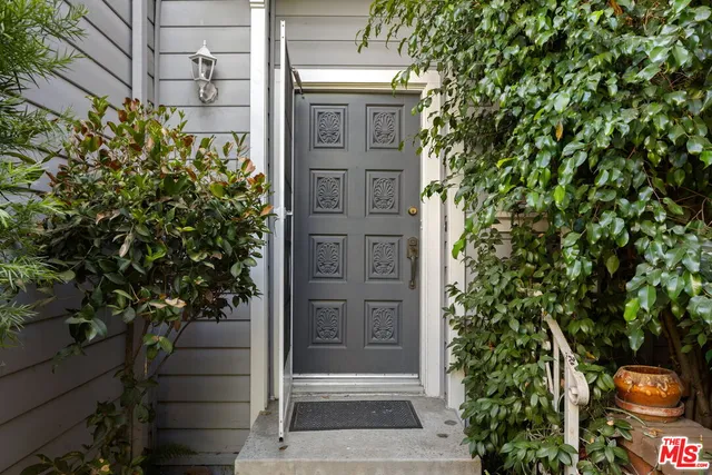 $799,999 | 18135 Burbank Boulevard, Unit 6, Tarzana, CA 91356