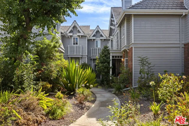 $799,999 | 18135 Burbank Boulevard, Unit 6, Tarzana, CA 91356