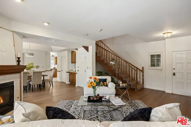 $799,999 | 18135 Burbank Boulevard, Unit 6, Tarzana, CA 91356