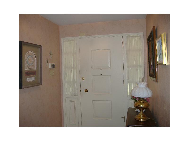 40 Churchill Road Churchill, PA 15235 - Photo 2 of 22 Entry/Foyer.