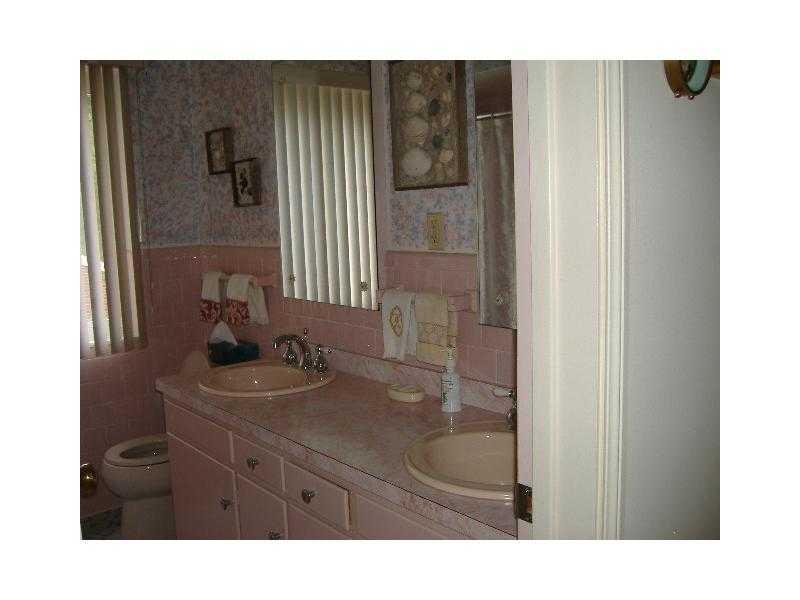 40 Churchill Road Churchill, PA 15235 - Photo 14 of 22 Full Bath.
