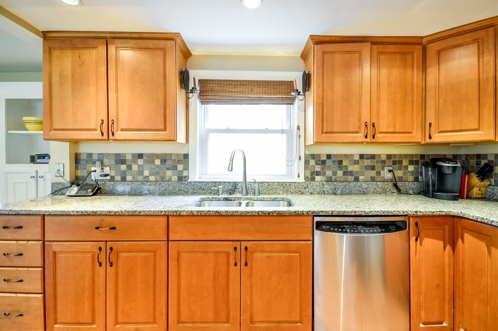 11 Glen Road Topsfield, MA 01983 - Photo 5 of 27 Gallery Image 5