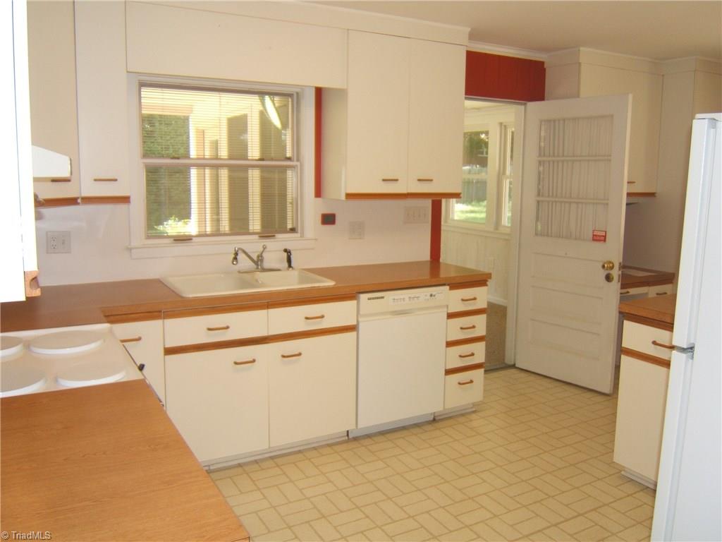 1418 Capri Road Southwest Winston-Salem, NC 27103 - Photo 10 of 30 Gallery Image 10
