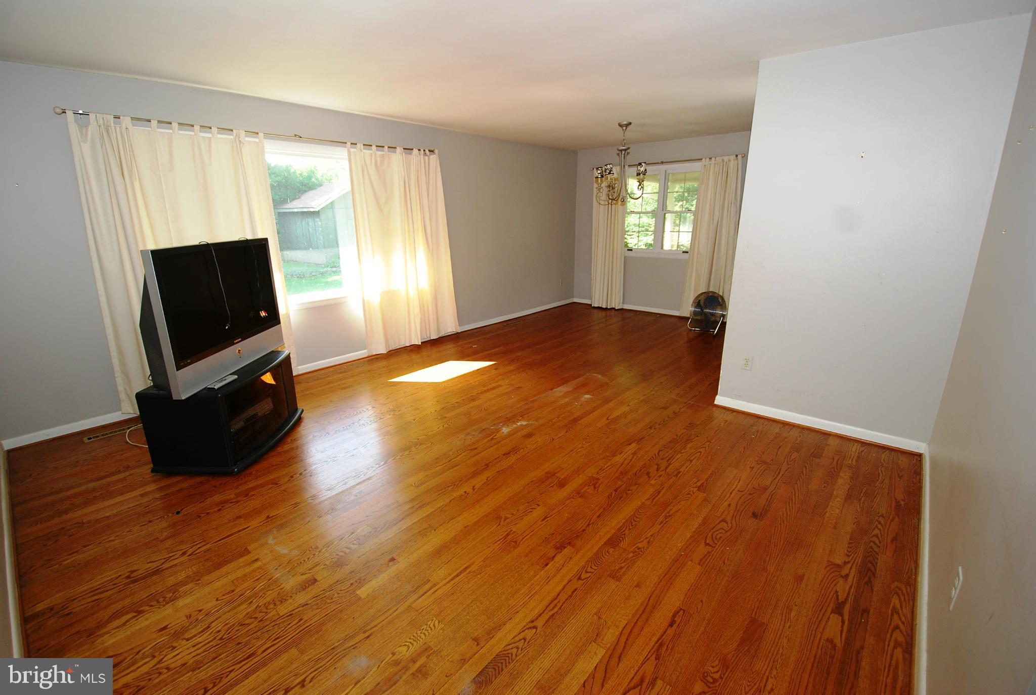 24608 Ridge Road Damascus, MD 20872 - Photo 7 of 14 Living Room