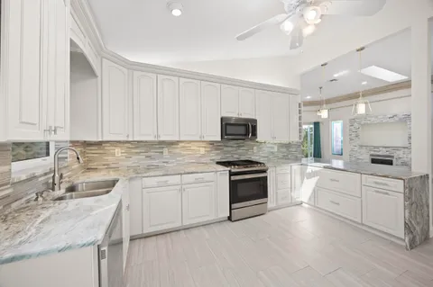 $1,070,000 | 122 Eagleton Lane, Palm Beach Gardens, FL 33418