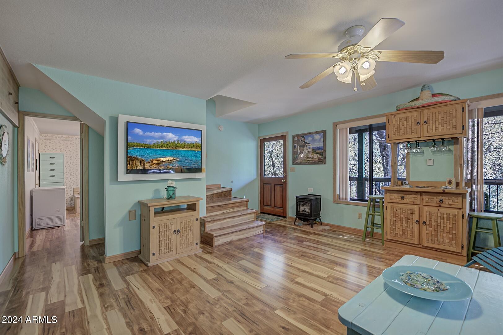 6010 Arroyo Way Pine, AZ 85544 - Photo 28 of 52 a living room with furniture and a flat screen tv